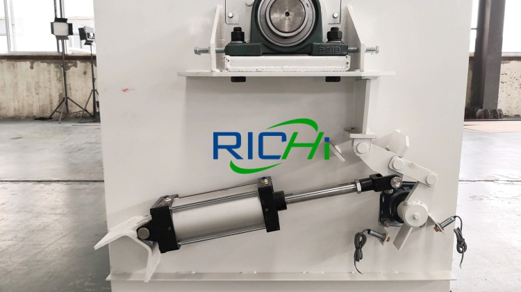 pneumatic discharge device of fish feed mixer